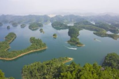 Panorámica del lago Qiandao, en la provincia china de Zhejiang.