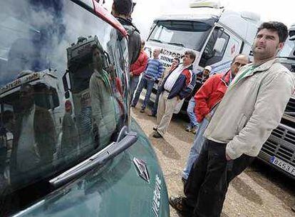 Un grupo de camioneros a los que la Guardia Civil impidió el paso cerca de Benavente (Zamora).