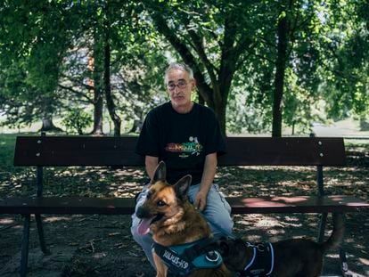 Maximino Novoa, votante indeciso, en el parque Barbaña, donde suele pasear con su perro.
