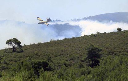 Un hidroavi&oacute;n en el incendio forestal en la Sierra Calderona.