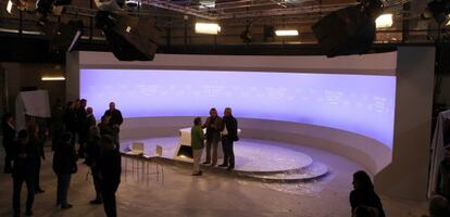 Preparativos en el plató donde el próximo lunes se celebrará el "cara a cara" entre Mariano Rajoy y Pedro Sánchez de cara a las elecciones generales del 20D