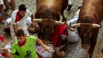 Varios mozos son arrollados por los toros de la ganadería Miura durante el octavo y último encierro de los Sanfermines el pasado jueves en Pamplona.