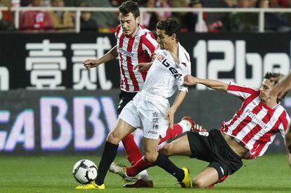 Navas trata de internarse entre Castillo e Iturraspe, que le agarra desde el suelo.