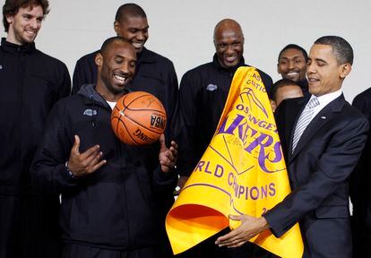 El presidente Barack Obama recibe una bandera del campeonato que le obsequió Kobe Bryant (L) y otros miembros del equipo de baloncesto de la NBA Los Angeles Lakers en Washington, en diciembre de 2010.