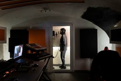 El artista Niko Depp graba las voces de un nuevo tema en un estudio del centro de Nápoles.
