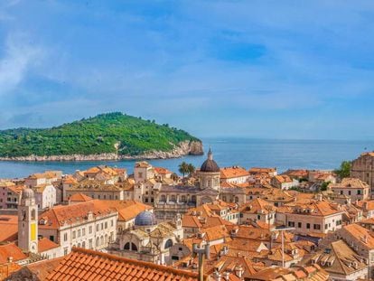 Vista del casco antiguo de Dubrovnik, en Croacia, con la isla de Lokrum y el mar Adriático de fondo.