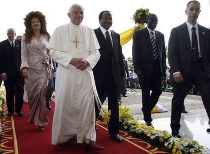 Benedicto XVI, junto presidente de Camerún, Paul Biya, y su esposa, Chantal, en Yaundé.