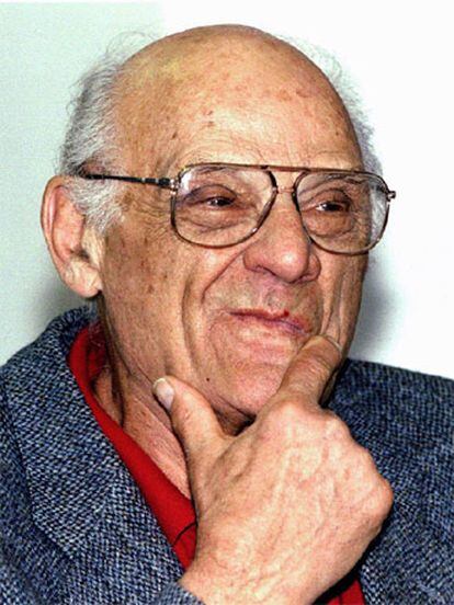 Arthur Miller, en una conferencia de prensa en Norwich Playhouse en octubre de 1995.