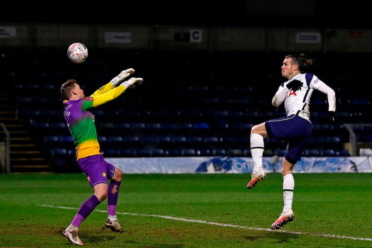 Bale supera al portero del Wycombe Wanderers en la cuarta ronda de la FA Cup.