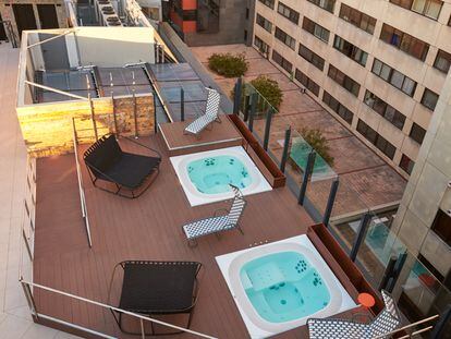 Jacuzzis en la terraza del Generator Madrid.