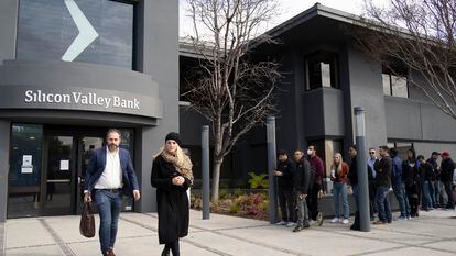 Varias personas hacen cola frente a una sede del banco Silicon Valley, el 13 de marzo en Santa Clara (California).