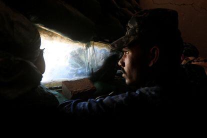 Un policía federal iraquí vigila la línea del frente en el distrito de Bab al Jadid, en Mosul (Irak).