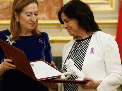 La presidenta del Parlamento entrega el premio a Lucía Méndez.