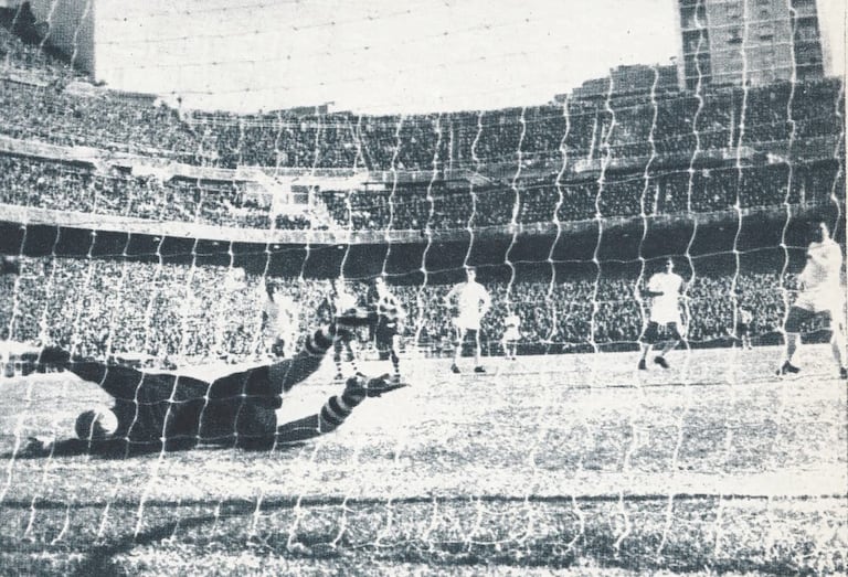 Como dos años antes en San Mamés, Puskas bate a Iribar tras un penalti que también cometió Orúe sobre Manolín Bueno.