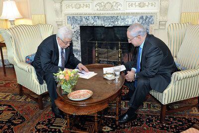 El presidente de la Autoridad Palestina, Mahmud Abbas (izquierda), y el primer ministro israelí, Benjamin Netanyahu, ayer en Washington.