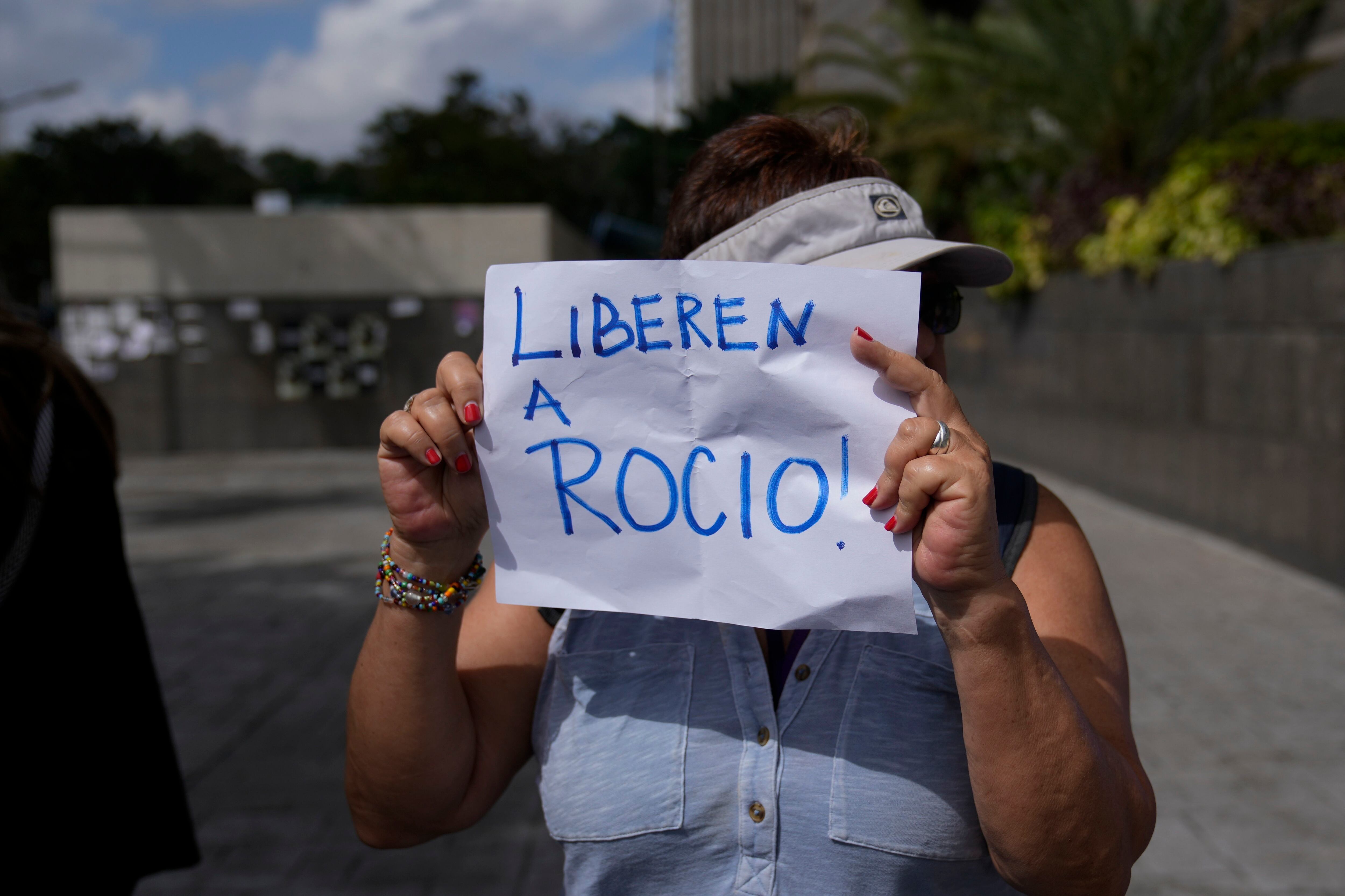 Una manifestante protesta por la liberación de Rocío san Miguel, el 14 de febrero en Caracas.