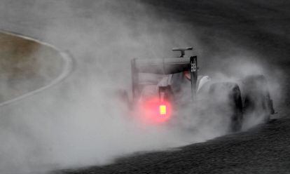 El piloto mexicano de Sauber Esteban Gutiérrez, frena al llegar a una de las curvas de Montmeló.