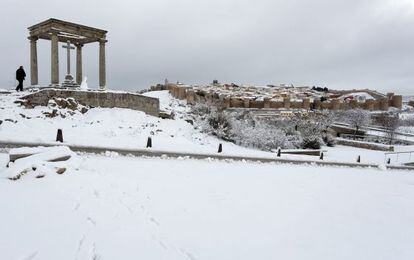 Vista de Ávila desde los Cuatro Postes después de la nevada caída este lunes.