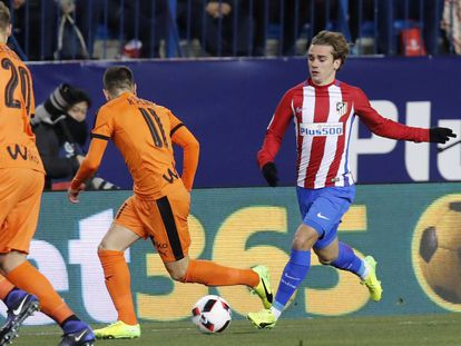 Griezmann controla la pelota ante Peña.