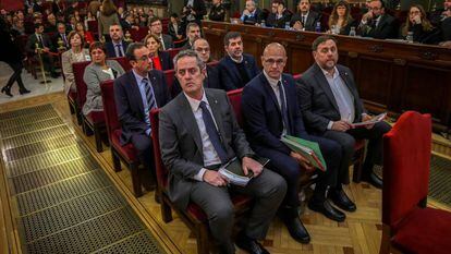 Los 12 dirigentes independentistas acusados por el proceso soberanista catalán, en el banquillo del Tribunal Supremo al inicio del juicio del 'procés', en 2019.