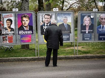 Un hombre observa carteles electorales en Montaigu, en el oeste de Francia, este sábado.