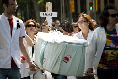 Protesta de trabajadores del Hospital Clínic de Barcelona por los recortes en la sanidad catalana.