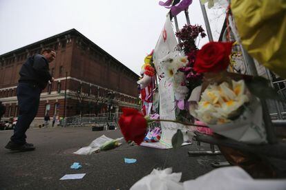 Otro de los memoriales levantados espontáneamente por los ciudadanos de Boston en las inmediaciones del atentado.