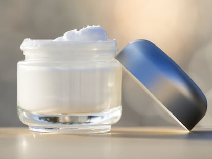 Elegir una crema adecuada para la piel seca es fundamental para calmar e hidratar la zona afectada. GETTY IMAGES.