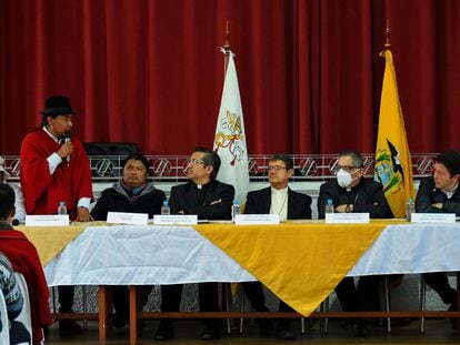 El presidente de la Confederación de Nacionalidades Indígenas (i), Leónidas Iza, durante la reunión con el Gobierno ecuatoriano.
