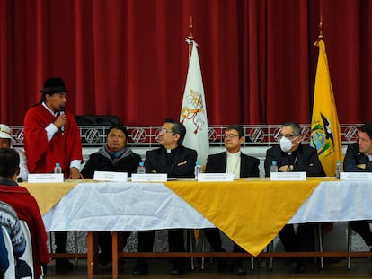 El presidente de la Confederación de Nacionalidades Indígenas (i), Leónidas Iza, durante la reunión con el Gobierno ecuatoriano.