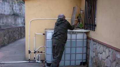 En la imagen, Antonio Parralejo, vecino de Can Ros (Cabrera d´'Anoia) junto al depósito de agua que se ha instalado para evitar los cortes.  ALBERT GARCIA

Sequia