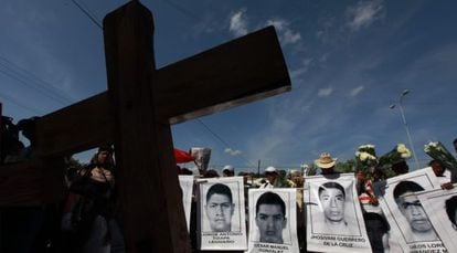 Familiares de los desaparecidos participan en una celebración religiosa.