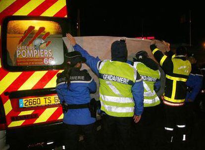 Los cuerpos de rescate levantan el cadáver de uno de los tripulantes del Airbus A320 que se estrelló hoy a pocos kilómetros de la costa sur de Francia, mientras realizaba un vuelo de prueba