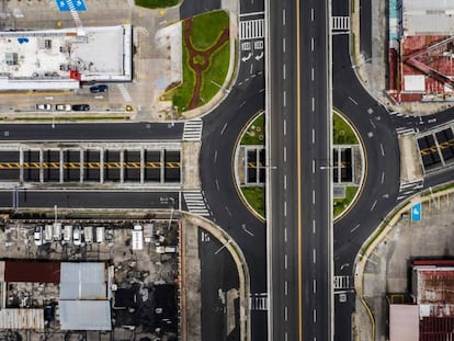 Vista aérea de la avenida Simón Bolívar de Ciudad de Panamá, en un día de confinamiento.