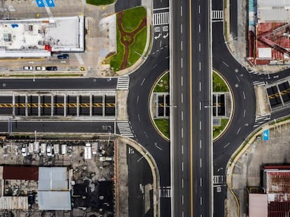 Vista aérea de la avenida Simón Bolívar de Ciudad de Panamá, en un día de confinamiento.