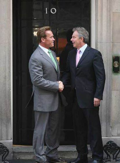 Blair recibe a Arnold Schwarzenegger en el 10 de Downing Street.