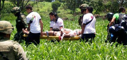 Personal de la Cruz Roja traslada a una de las víctimas en Michoacán.