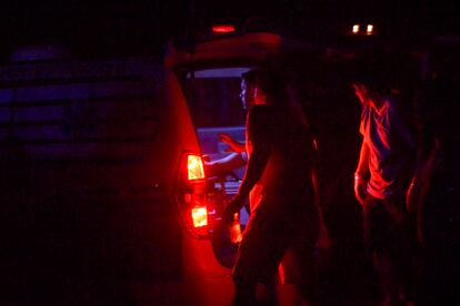 Un familiar de Cristina Aranda se encuentra junto a la ambulancia que la lleva al hospital luego de recibir un disparo.