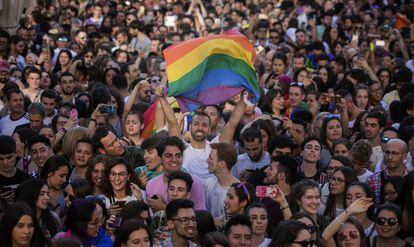 Ambiente en la plaza de Pedro Zerolo durante el pregón del Orgullo de Madrid.