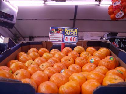 Precio de la fruta en un puesto de un mercado de Madrid.