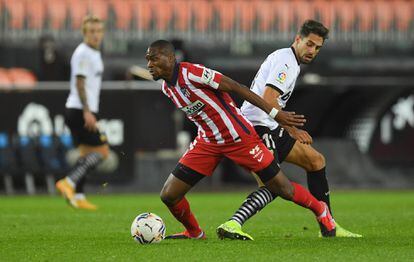 Geoffrey Kondogbia trata de marcharse de Rubén Sobrino durante el Atlético-Valencia (3-1) disputado en el Wanda Metropolitano el pasado 24 de enero.