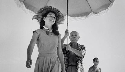 'Françoise Gilot seguida de Picasso, con parasol', de Robert Capa (1948).