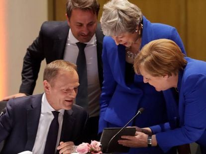 Desde la izquierda, Donald Tusk, presidente del Consejo Europeo; Xavier Bettel, primer ministro de Luxemburgo; Theresa May, primera ministra británica, y Angela Merkel, canciller alemana, durante la reunión del Brexit este miércoles. En vídeo, declaraciones de Charles Michel, primer ministro belga.