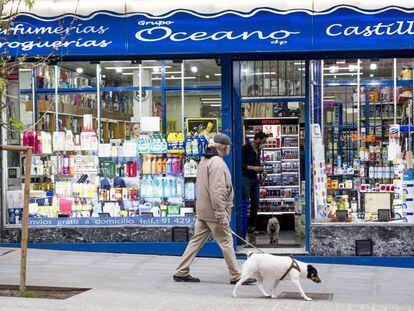 MADRID, SPAIN - APRIL 07: A man walks with his dog at Calle Atocha during the state of alarm following the coronavirus outbreak on April 07, 2020 in Madrid, Spain. More than 13,000 people are reported to have died in Spain due to the COVID-19 outbreak, although the country has reported a decline in the daily number of deaths. (Photo by Juan Naharro Gimenez/Getty Images)