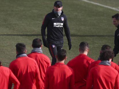 Los jugadores del Atlético escuchan a Simeone durante el último entrenamiento.