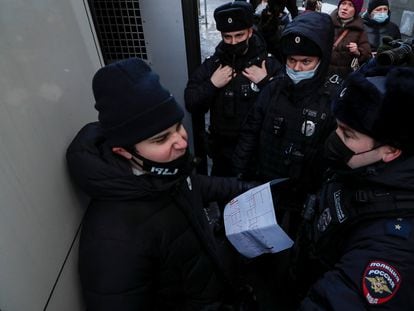 La policía  rusa detiene a un simpatizante de la ONG Memorial a la salida de la sede del Tribunal Supremo en Moscú, el 28 de diciembre de 2021.