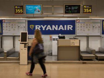 Los trabajadores de tierra de Aena desconvocan sus paros aunque los de Iberia mantienen los suyos en El Prat