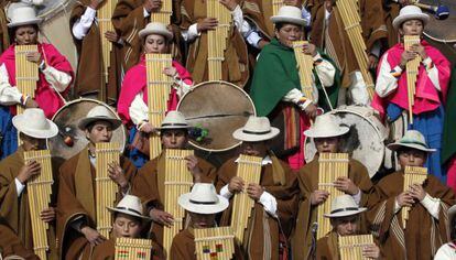 Músicos indígenas en una ceremonia en Tiahuanaco, el pasado enero.