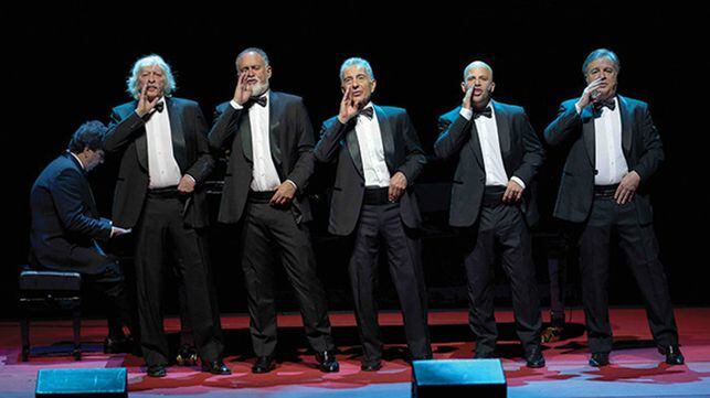 Tato Turano (al piano), Carlos López Puccio, Martín O’Connor, Jorge Maronna, Tomás Mayer-Wolf y Roberto Antier, representando la zarzuela 'Las majas del bergantín'