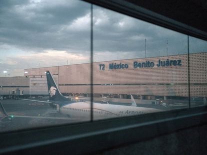 Un avión de Aeroméxico en la terminal 2 del Aeropuerto Internacional de la Ciudad de México.
